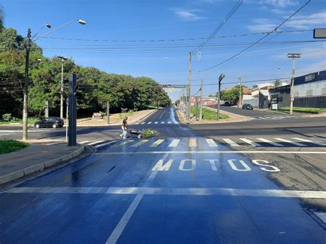 Vazamento de óleo de caminhão provoca interdição de avenidas em Rio