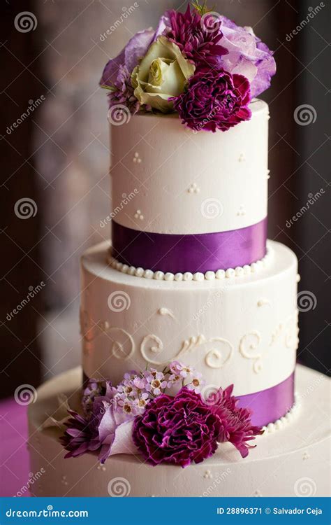 Torta Nunziale Con I Fiori Immagine Stock Immagine Di Verde 28896371
