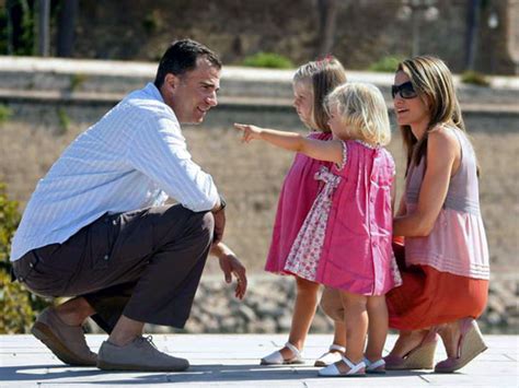 Felipe De Borb N Y Letizia Ortiz Con Sus Hijas Leonor Y Sof A Reyes