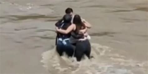 El Ltimo Abrazo De Tres Amigos Antes De Morir Ahogados En Un R O En Italia