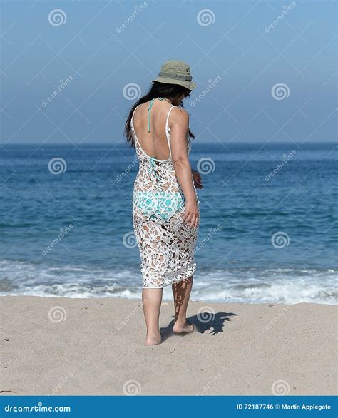 Donna Che Cammina Su Una Spiaggia Fotografia Stock Immagine Di Svago