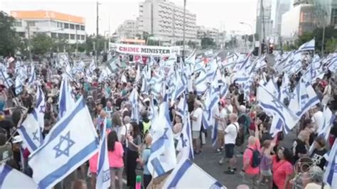 Manifestantes protestam contra a reforma do Judiciário em Tel Aviv