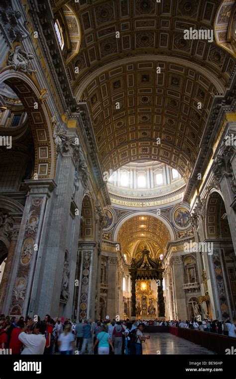 Italia Lazio Roma Vaticano I Turisti Nella Navata Centrale Della