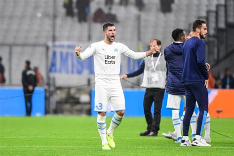 Foot Om Om De Passage à Paris Alvaro Ne Pouvait Pas Sempêcher De