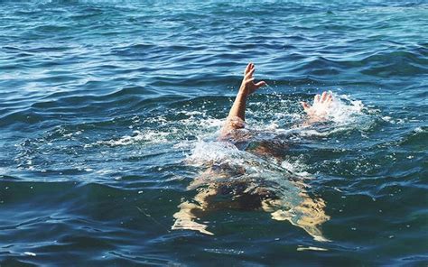 Wisatawan Asal Serang Terseret Ombak Di Pantai Carita Orang Hilang