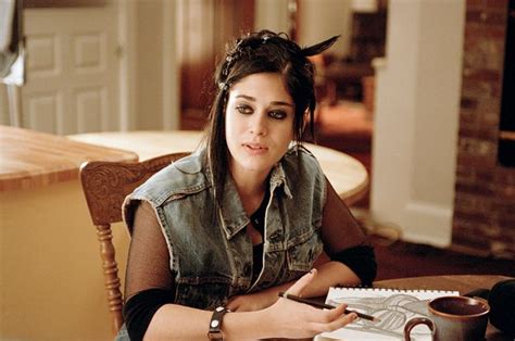 Lizzy Caplan Agrees That Janis Ian Was Actually One Of The Mean Girls Mean Girls Janis Mean