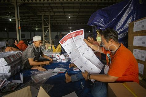 Penyortiran Dan Pelipatan Surat Suara Di Indramayu ANTARA Foto