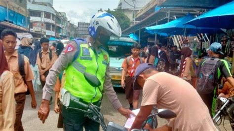 SIAP SIAP Hari Ini Tilang Manual Berlaku Simak Ciri Khusus Polisi