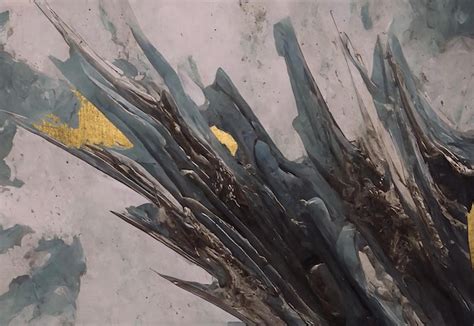 Un Primer Plano De Un Trozo De Hielo Con Una Flecha Dorada Foto Premium