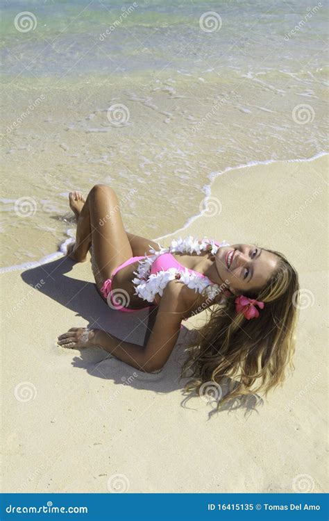 M Dchen Im Rosafarbenen Bikini Am Strand Stockbild Bild Von Wasser