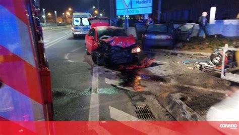 Ferido Gravidade Em Colis O Entre Dois Carros Em Ovar Portugal