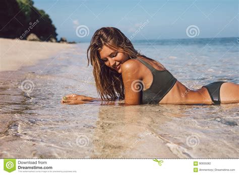 Belle Jeune Femme Dans Le Bikini Se Trouvant Sur La Plage Photo Stock
