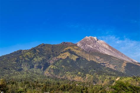 Gunung Merapi Kembali Keluarkan Awan Panas Guguran Jarak Luncur