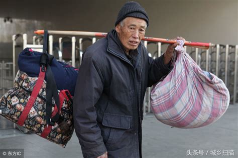 农民工回乡8幅图，脸上写满疲惫与心酸，携带大包小包旅途不轻松行李