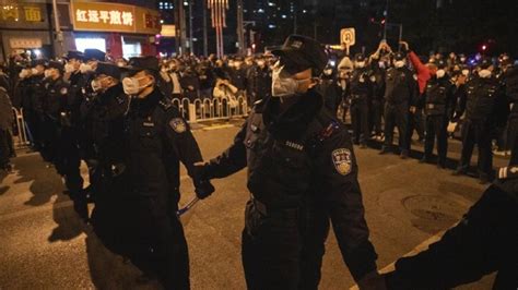 Foto Ratusan Demonstran Anti Lockdown Di China Bentrok Dengan Polisi