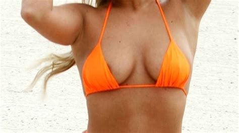 Bethan Kershaw Dans Un Mini Bikini Orange Olympine