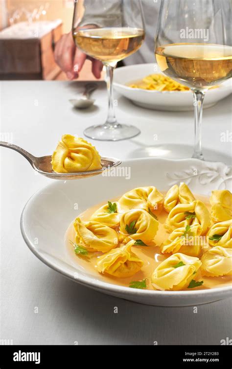 Tortellini en brdo plato típico de la tradición culinaria de las