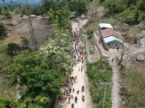 Viral Warga Arak Patung Jokowi Seberat Kg Ke Puncak Gunung Di Ntt