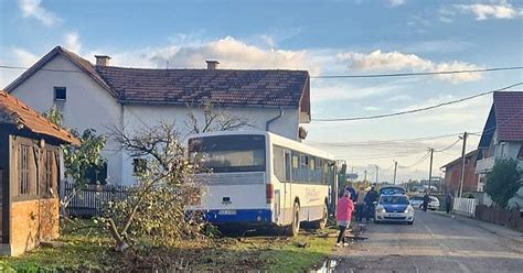 Nezgoda kod Bijeljine Autobus udario u kuću FOTO