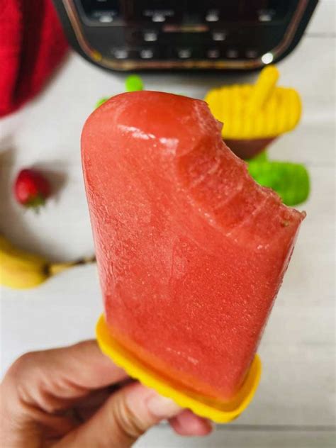 Strawberry and Banana Homemade Ice Lolly (Only 48 calories each!) - Liana's Kitchen