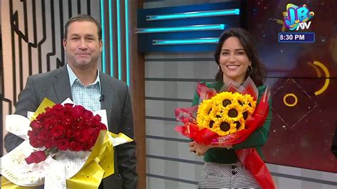 El patrón llega a ATV Noticias Edición Matinal con flores amarillas