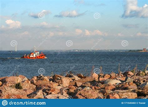 Barco A Motor Vermelho No Rio Foto De Stock Imagem De Internacional