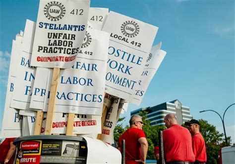 UAW strike: Stellantis, auto workers reach tentative contract deal ...