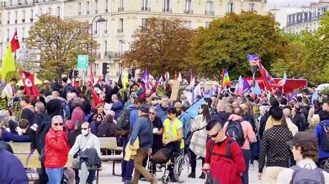 Des Milliers De Personnes Ont Participé Dimanche à Paris à Une Marche