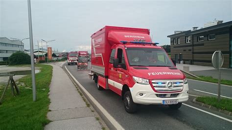 Binden Von Ausgelaufenen Betriebsstoffen Freiwillige Feuerwehr Bergheim