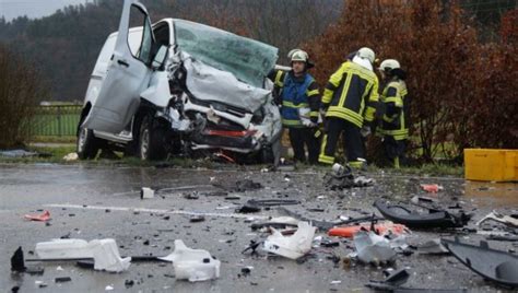 Unfall auf B 33 70 Jähriger stirbt