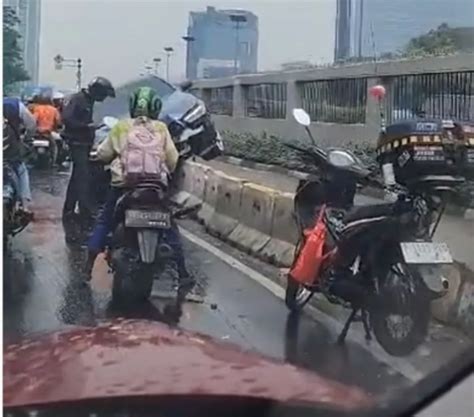 Bmw Tabrak Separator Busway Di Depan Gedung Dpr Akibat Pengemudi Hilang