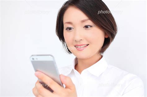 スマートフォンを持つ30代の女性 写真素材 [ 3014510 ] フォトライブラリー Photolibrary