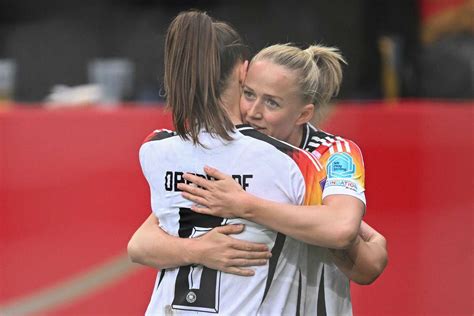 Doppelpack Schüller und Chancenwucher Schludrige DFB Frauen bezwingen