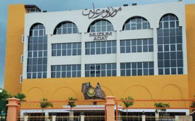 malaysias fascinating customs revealed  muzium adat customs today