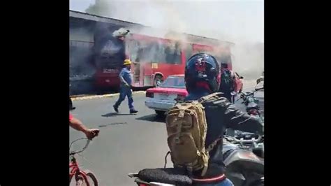 Incendio De Camión Del Metrobús En Cdmx Frente A Estación