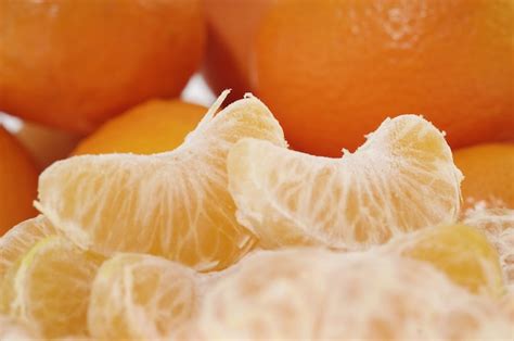 Frutas Enteras De Naranja Y Segmentos Pelados Foto Premium