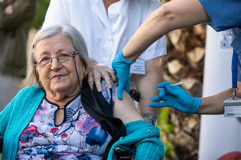 CDC Recommends Second Dose Of This Year's COVID Vaccine For People Over ...