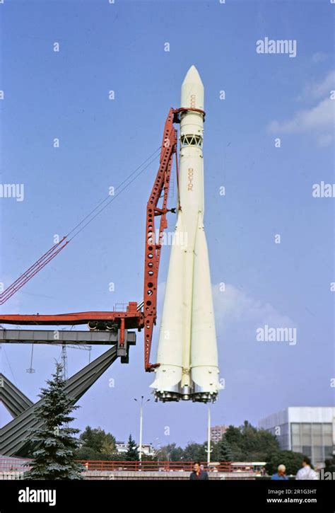 Modelo de un cohete Vostok soviético en VDNKh Centro de Exposiciones