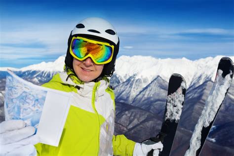 Donna Con La Mappa Della Pista Dello Sci Sulla Montagna Immagine Stock