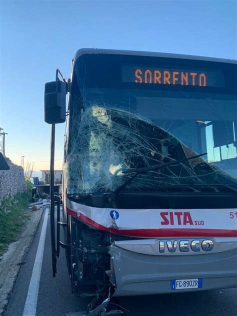 Incidente Tra Piano Di Sorrento E Positano Scontro Tra La Sita Con I