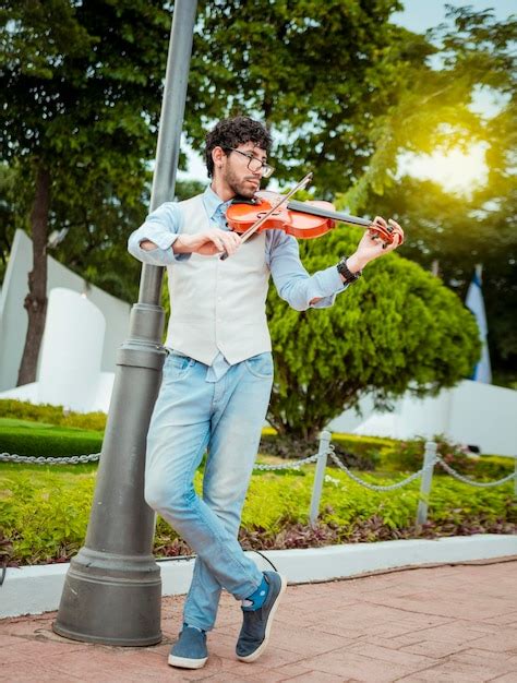 Homem Tocando Violino Na Rua Retrato De Homem Tocando Violino Na Rua