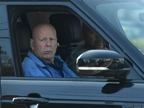 Bruce Willis S A Nt Lnit Cu Pompierii Care Se Lupt Cu Incendiile Din