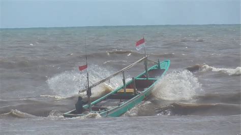 Perahu Ini Hadapi Ombak Gelombang Besar Pantai Puger Youtube