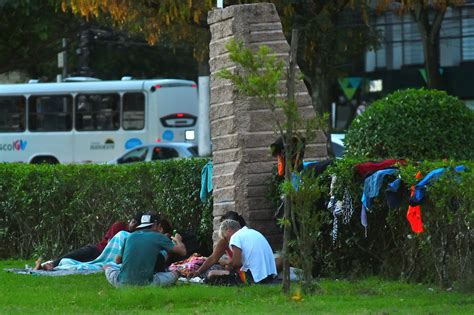 A Gazeta Moradores de rua ocupam a Praça do Papa em Vitória