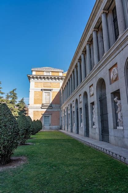 Fachada Lateral Del Inmenso Edificio Que Alberga El Museo Del Prado En