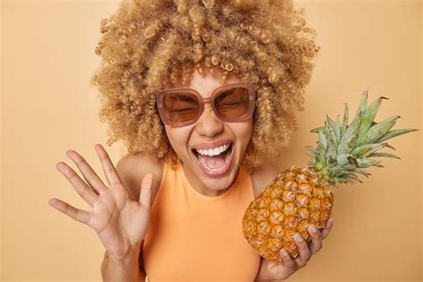 Premium Photo Summer Portrait Of Cheerful Curly Haired Woman Exclaims