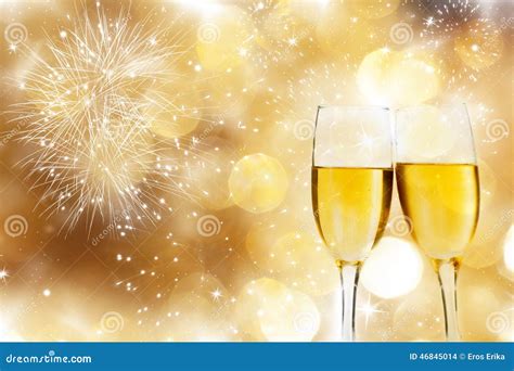 Glazen Met Champagne Tegen Vuurwerk Stock Foto Image Of Glas