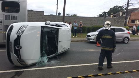 Motorista sai quase ilesa após bater e capotar carro em cruzamento