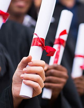 Das Langersehnte Ziel Erreicht Weitere Absolventinnen Feiern Ihren