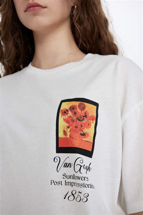 White Woman Oversize Fit Van Gogh Licensed Crew Neck Printed Short